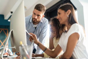 Equipe de travail autour d'un ordinateur